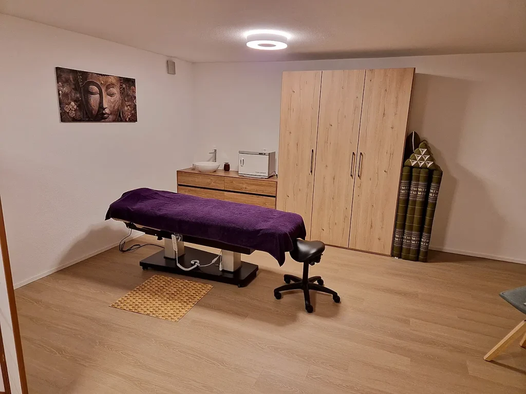 massageraum lotus wohlfuehlpraxis salgesch 02